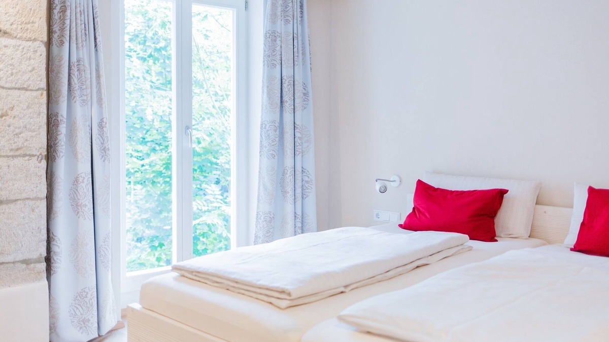 Equarhofen Apartment | Moderne Ferienwohnung (43m2) für 2 Personen im 1. OG mit Balkon