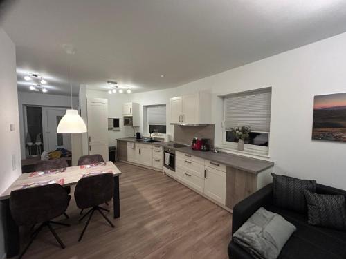 Schiffdorferdamm Apartment | Moderne Ferienwohnung Green Garden mit Garten und Stellplatz