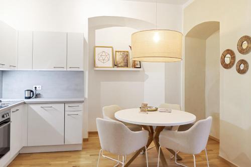 Wiener Neustadt Apartment | Moderne Zwei Zimmer Altbauwohnung im Stadtkern