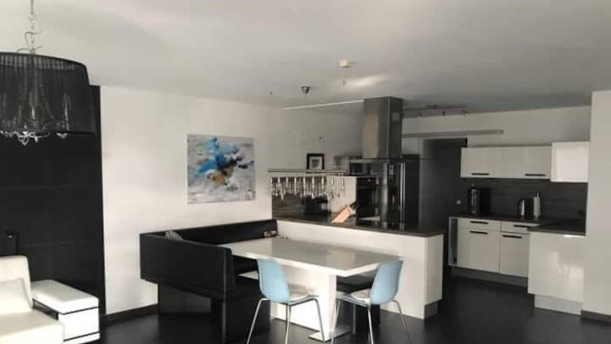 Sankt-Vith Apartment | Modernes Apartment im Stadtzentrum+ Blick auf den Balkon