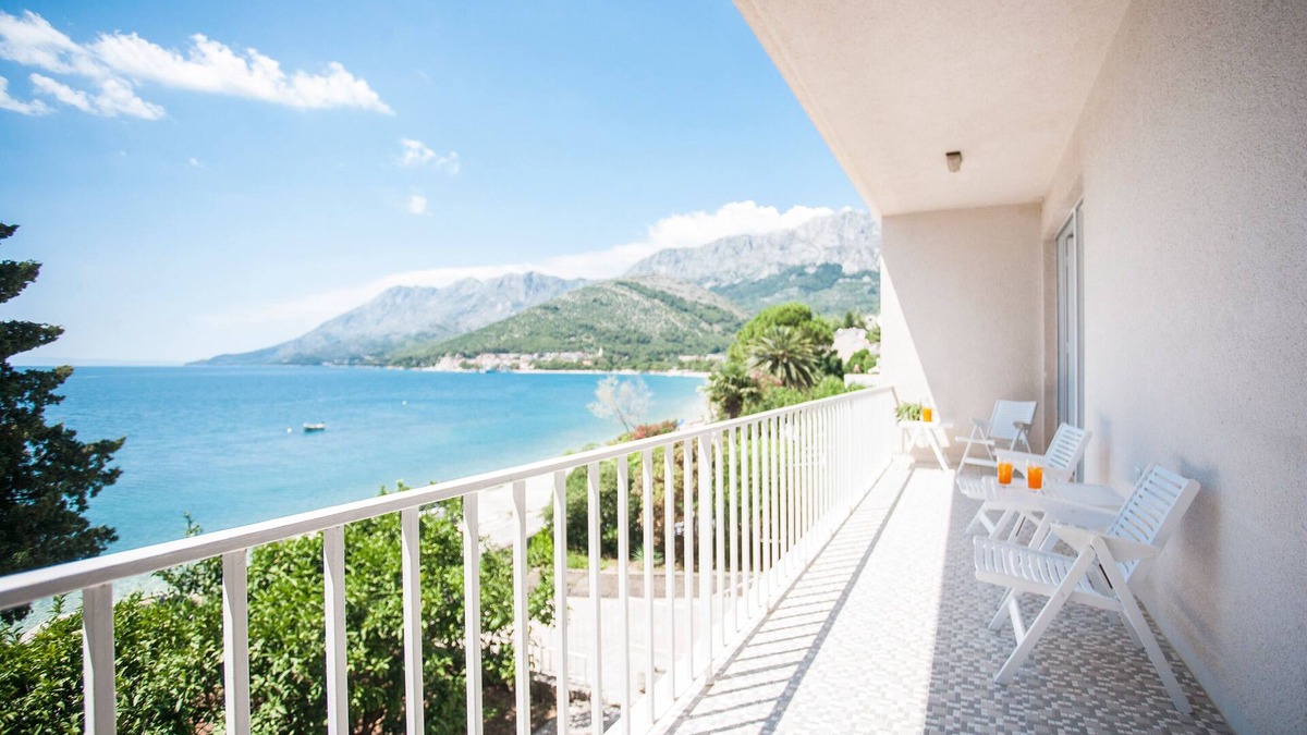Gradac Villa | Modernist beach villa with quiet Mediterranean terraced gardens