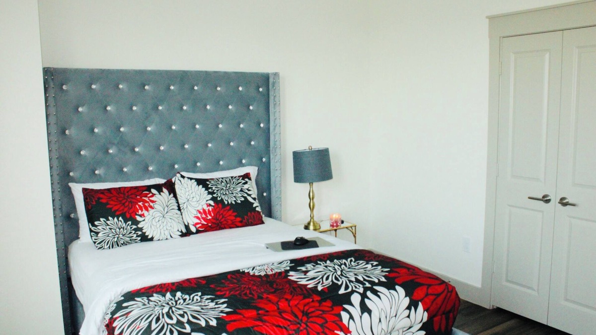Addison Apartment | Modernist Home/Pool/GYM & Free Parking