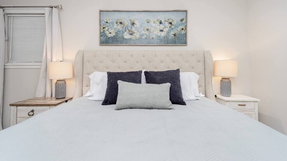 Siluria House | Modernized home - Ready for your family! 3 bedroom/2bathrooms, NO STAIRS