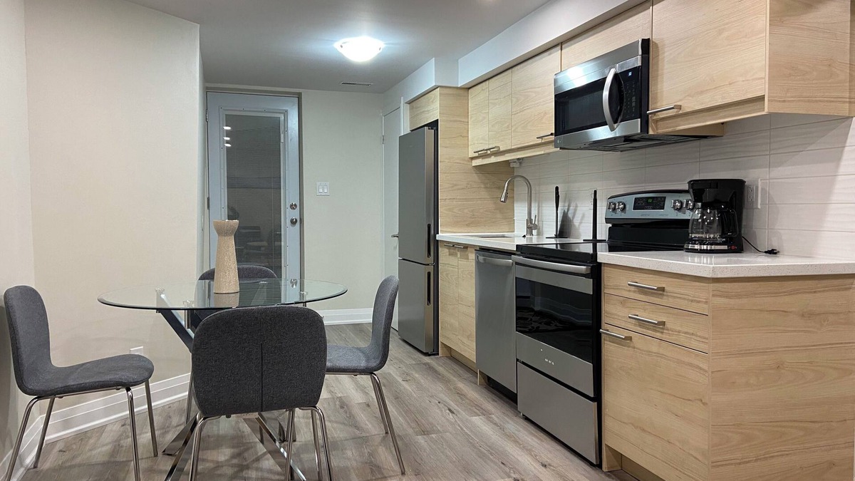 East Credit House | Modernized, Sleek & Cozy Suite, Streestville