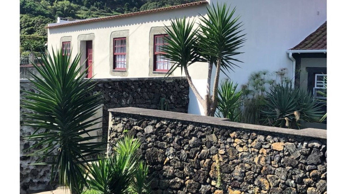 Altares House | Modernly Equipped Country House, 5 minutes from Natural Swimming Pools