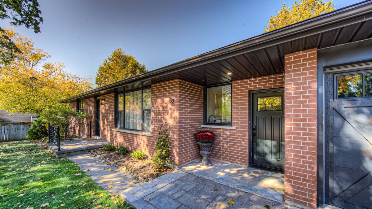 Elora House | Modish 2 bedroom retreat-one block from Elora's vibrant & bustling downtown core