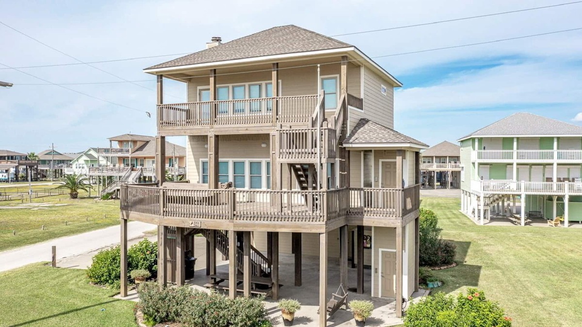 Crystal Beach House | Moe's Bahama Mama - 2nd row, elevator, great views, steps from the beach!