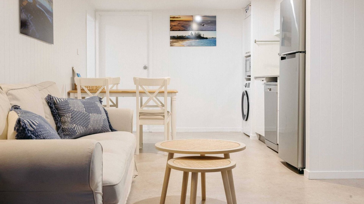 Moffat Beach Apartment | Moffat Beach Coastal Contemporary Unit B
