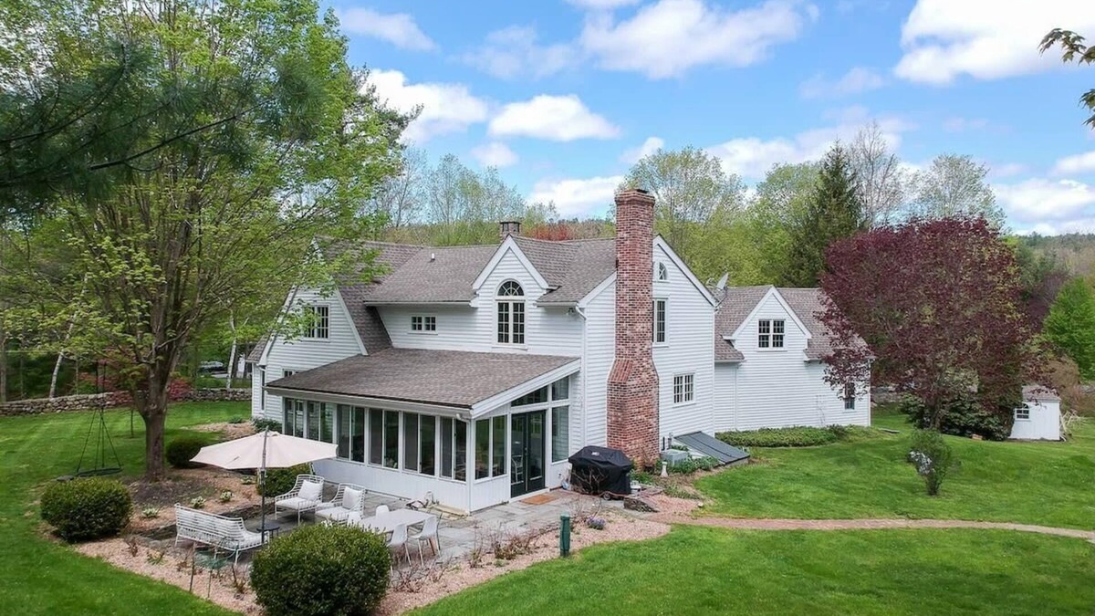 Cornwall House | Mohawk Manor ~ 5 min to Skiing at Mohawk Mtn!
