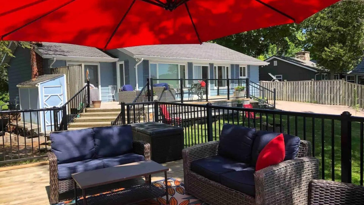 Centre Hastings House | Moira Lake - Lake Front Family Cottage - All Season Oasis