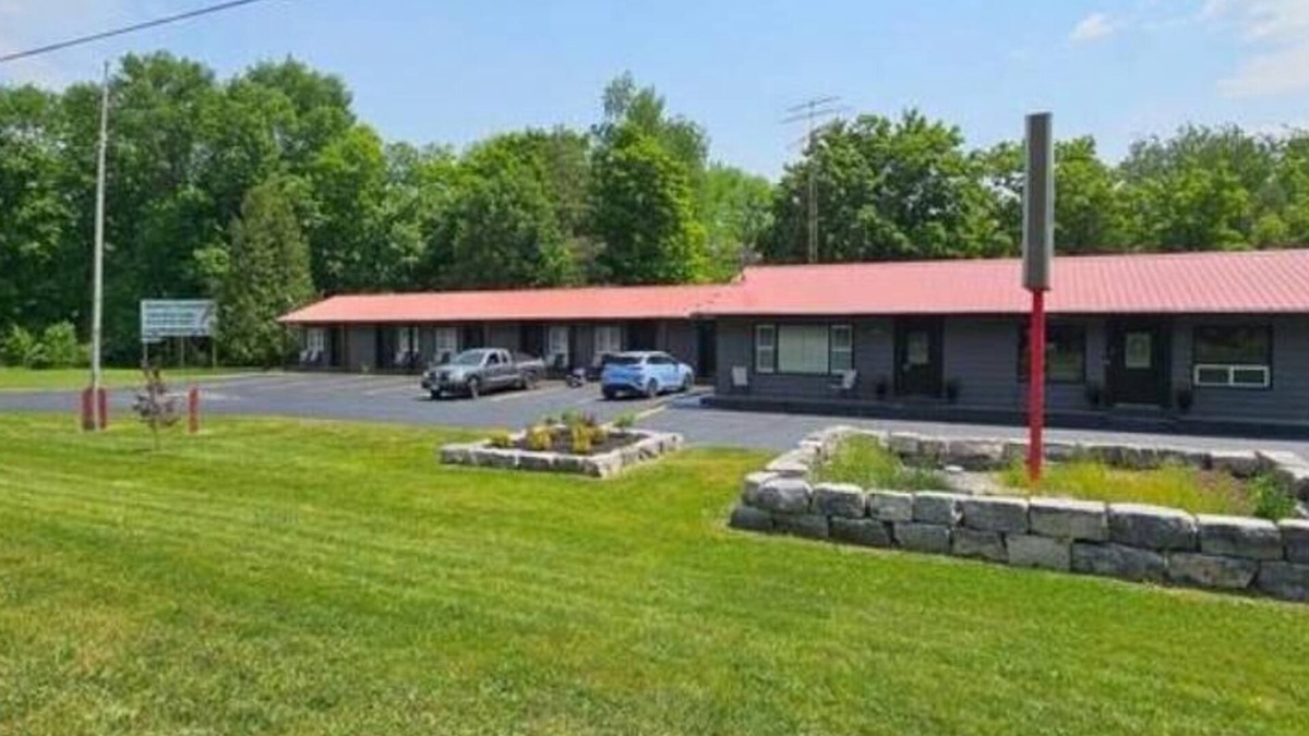 Madoc Hotel | Moira Lake Motel - King Room