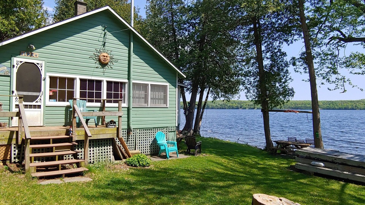 Centre Hastings Cabin | Moira Lake Waterfront Cottage in Madoc