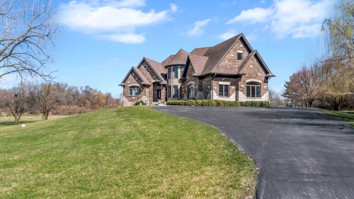 Mokena House | Mokena Manor: Luxury Living - Your Elite Escape!