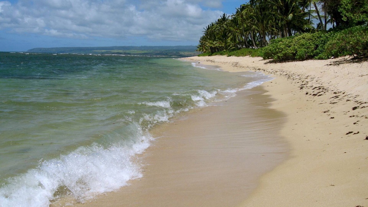 Mokuleia House | Mokuleia Classic Hawaiian-Style Beachhouse - Beautiful & Private Beachfront Home