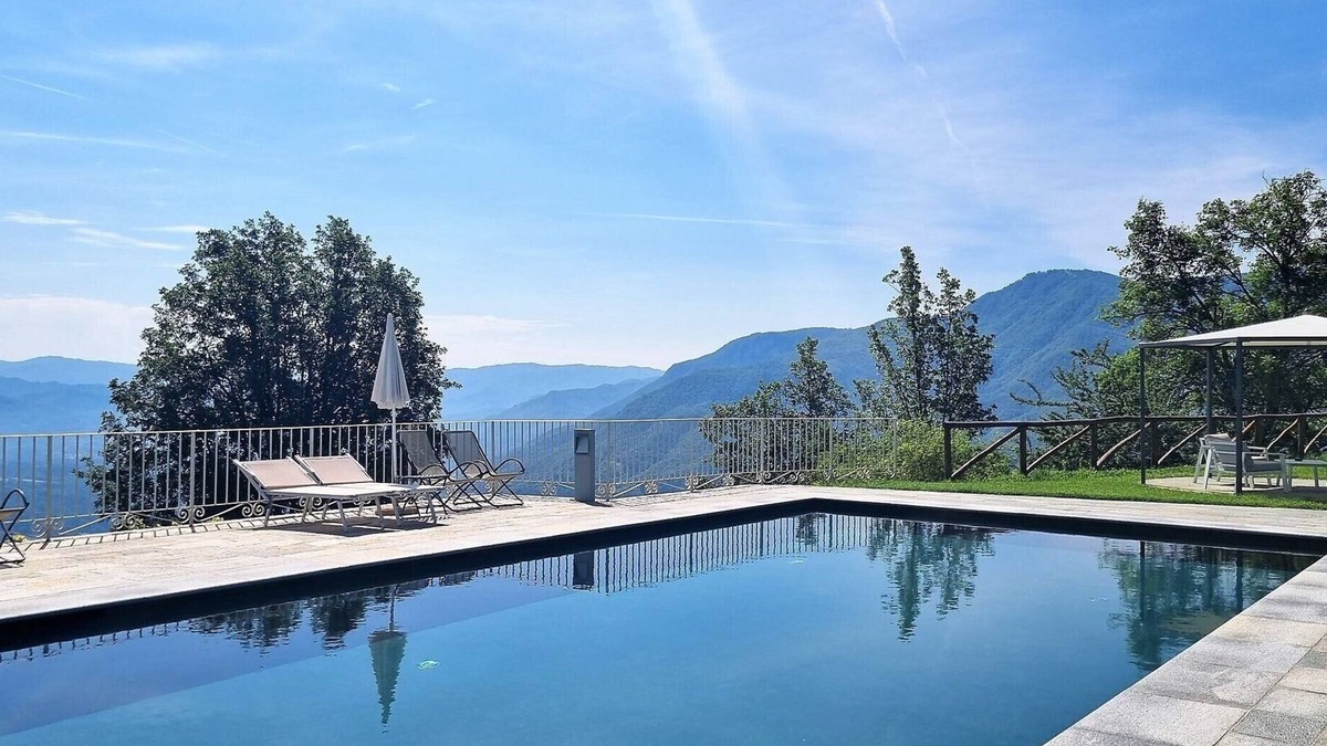 Molazzana Villa | Molazzana, Ideal large groups, private pool, views, walk to restaurant.