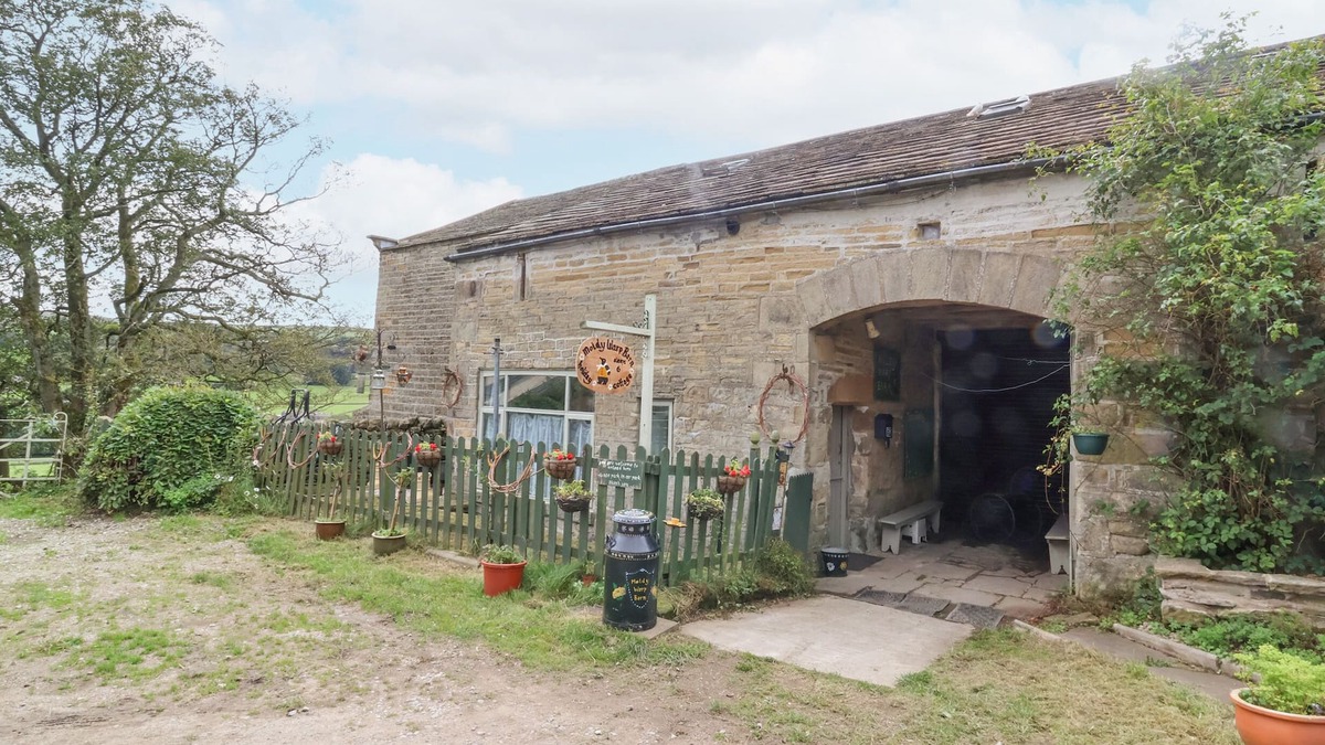 Oxenhope Cottage | MOLDY WARP BARN, pet friendly, character holiday cottage in Haworth
