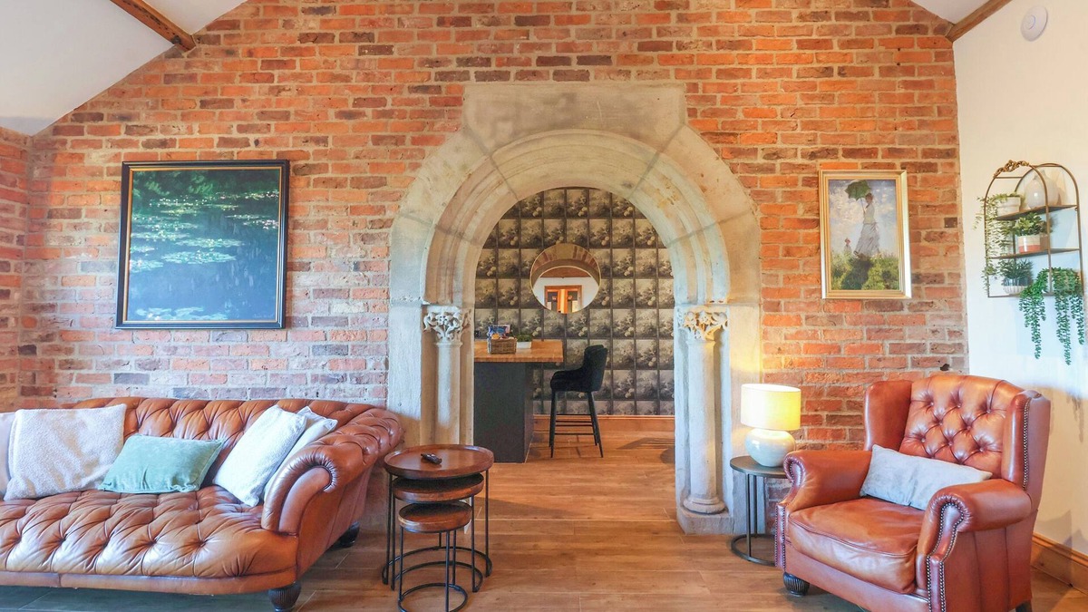 West Heslerton Cottage | MOLLY'S COTTAGE, pet friendly, with a garden in Rillington