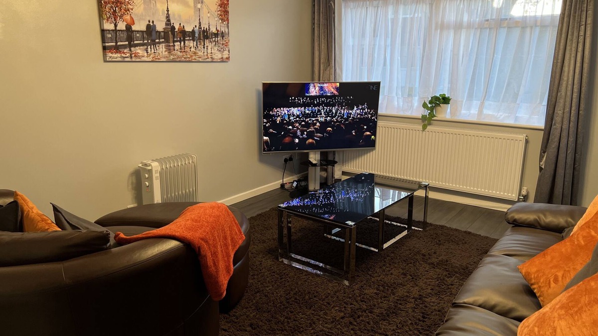 Redbridge House | Mona’s AirB&B in quiet cul-de-sac. 3 bedrooms, 4 beds plus sofabed. Sleeps 6.