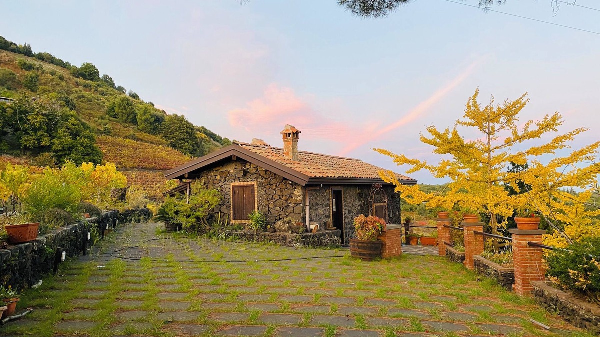 Pedara Ski Chalet | Mondifeso Chalet (Etna+vineyard+jacuzzi)