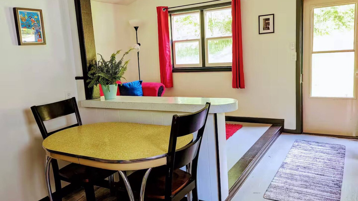Bloomingburg Cottage | Mondrian Manor - Cottage in the lower Catskills near Ellenville and Wurtsboro