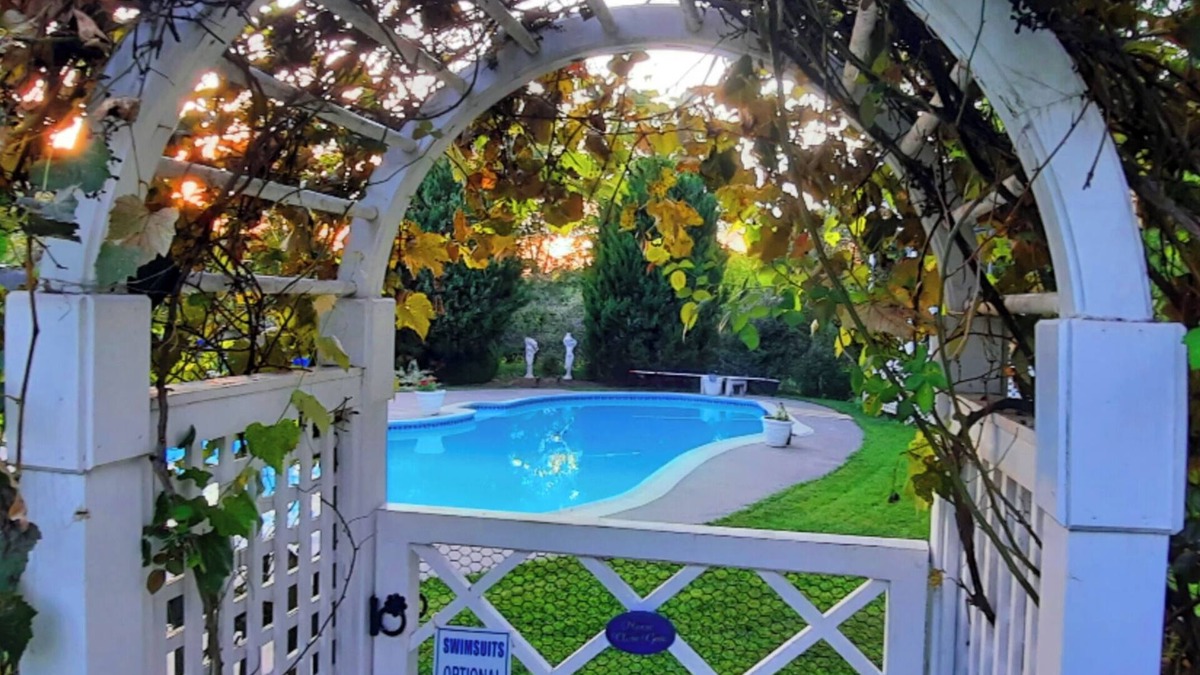 Philomont Bed & Breakfast | Monet HoneymoonSuite Elegant Lrg 2rm w/balcony in villa/Mountn~pasture-pool view