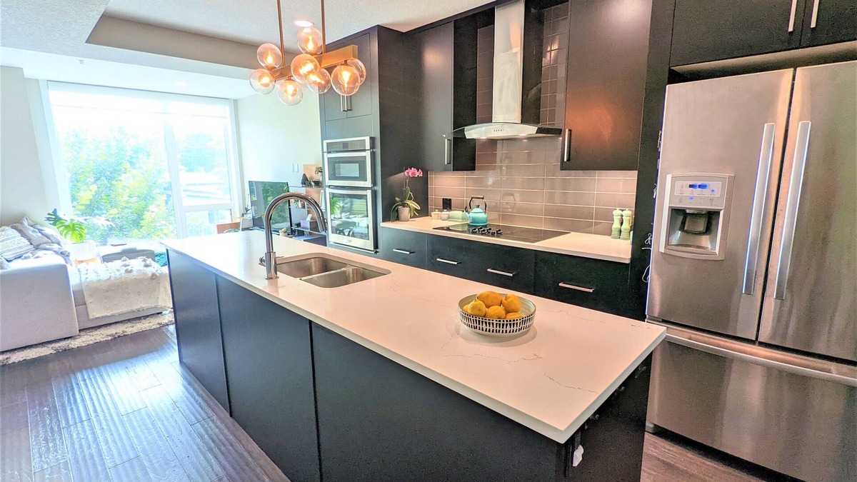 East Village Condo | Monki Di Executive Suites - GLAS - Luxury Inner City Home 3 min to Downtown w Private Rooftop Patio Fireplace