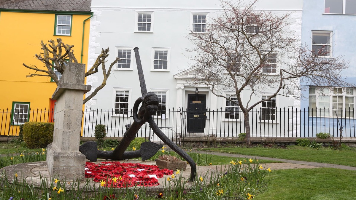 Lyme Regis House | Monmouth House Old Town Lyme Regis parking garden16 guests beach Pets Hot tub
