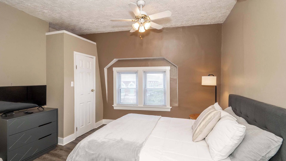 Newport Condo | Monmouth Loft 3 | Heart of Newport