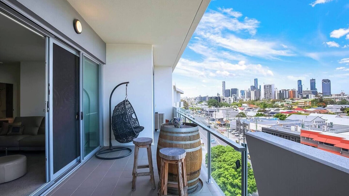West End Apartment | Montague Metropolitan Brisbane Cityscape Oasis