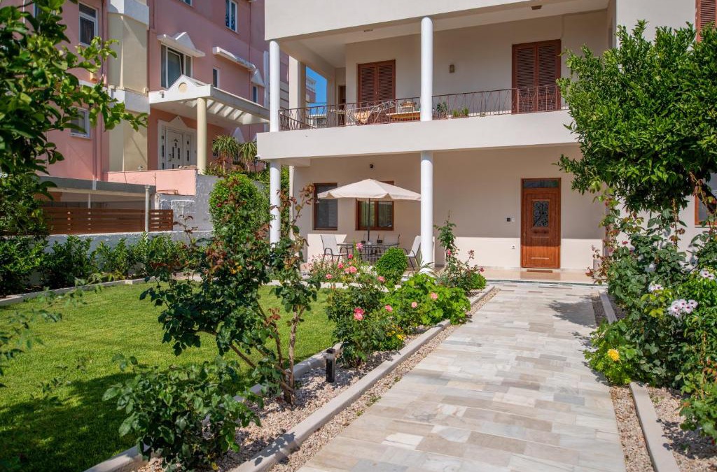Rhodes Apartment | Monte Smith Luxury Garden Apartment With Parking