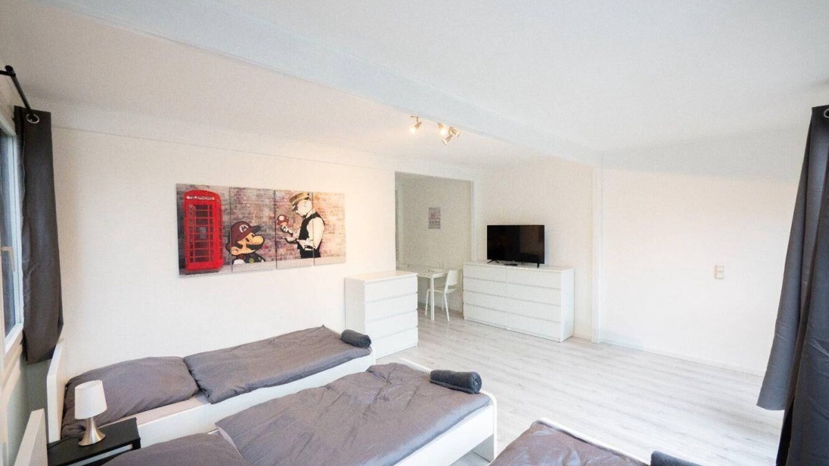 Ahrensburg Apartment | Monteurwohnung für 5 Personen mit Balkon & Küche – Ahrensburg Nähe Hamburg