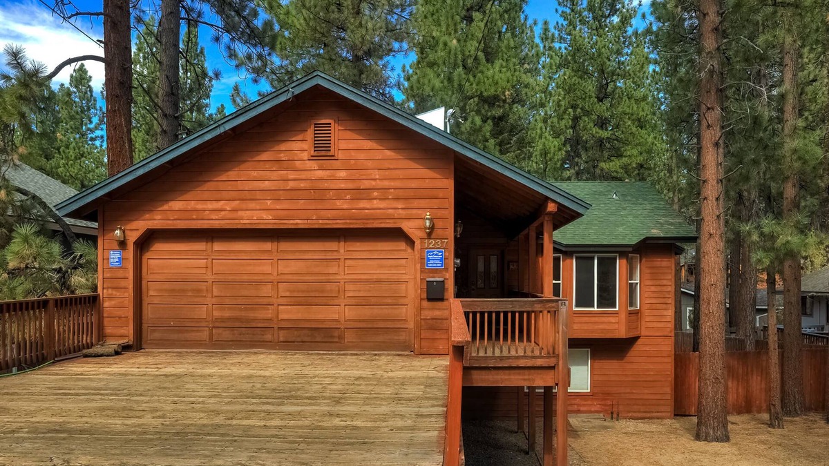 Montgomery Estates House | Montgomery Estates Bliss | Hot tub & fur babies welcome!