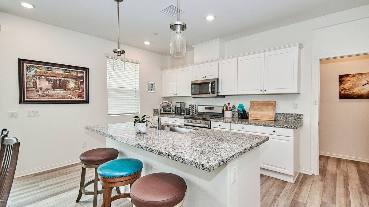 Upland Condo | Month~2022 Built~Bedrooms Upstairs~Walk 2 Mall~讲中文