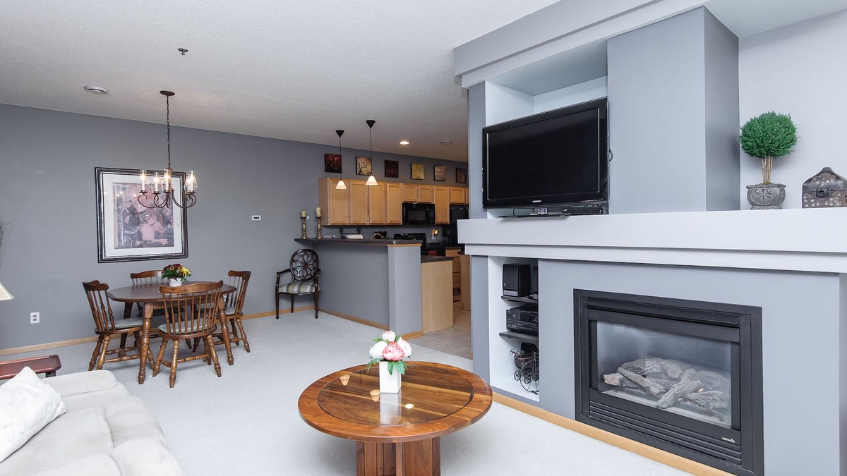 Rochester House | Month-to-month Living In A Beautifully Furnished Rochester Townhome