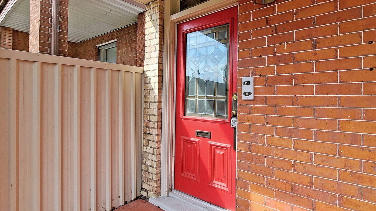 Palmerston House | Monthly Rental 2 Bdrm Main Floor Unit Walk to UofTn