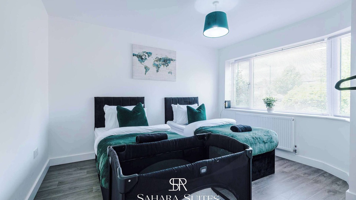 Cradley House | Monthly Stay | Modern 4BR | Cadbury & QE Hospital