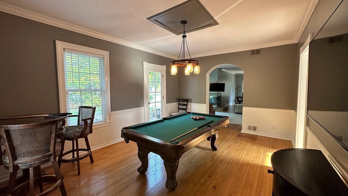 Fox Valley House | Monthly Stay~Pool Table~Backyard & Firepit~King Bd~WiFi~Spacious