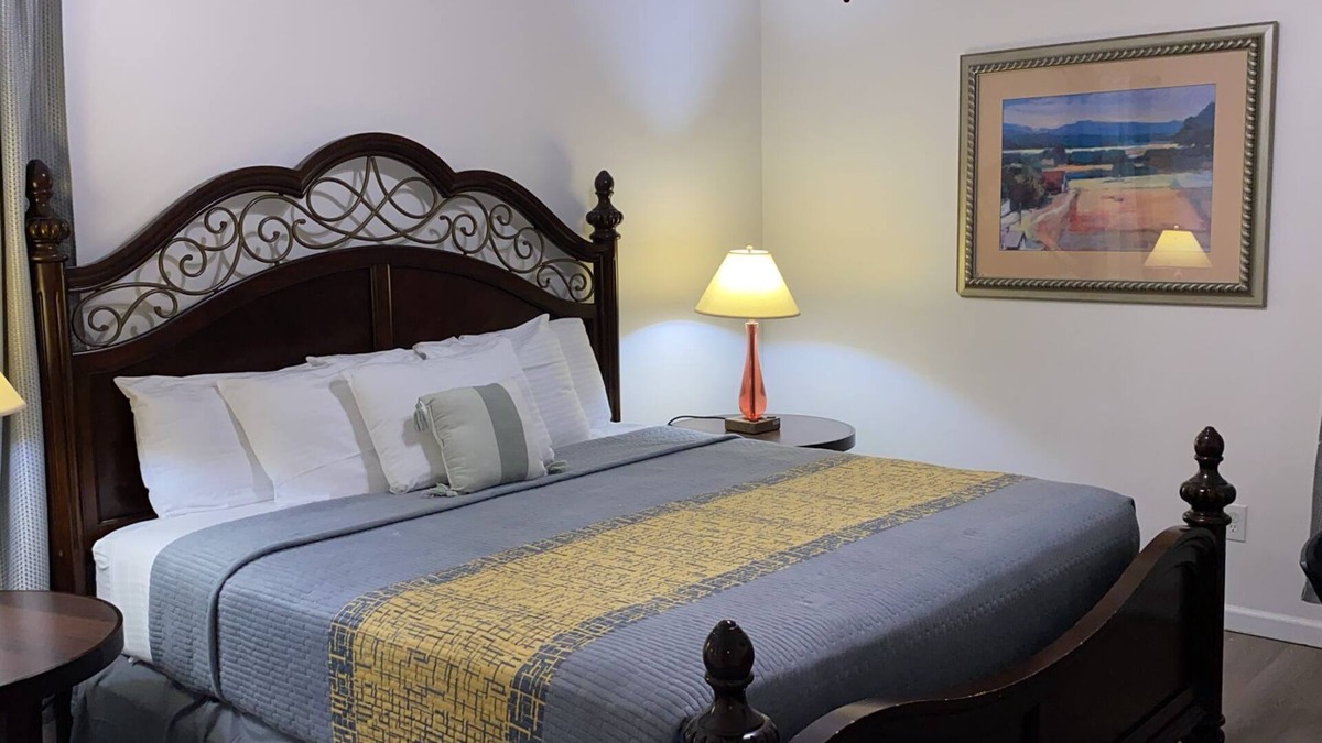 Olive Branch House | MONTHLY STAYS-Charming 4-bedroom Home in Delightful Suburb of Olive Branch