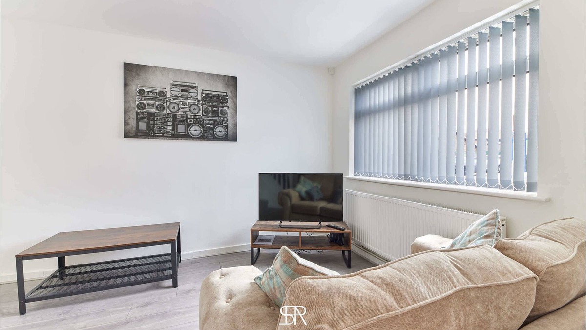 Blyth House | Monthly Stays - Stylish 3BR Blyth Home - Parking