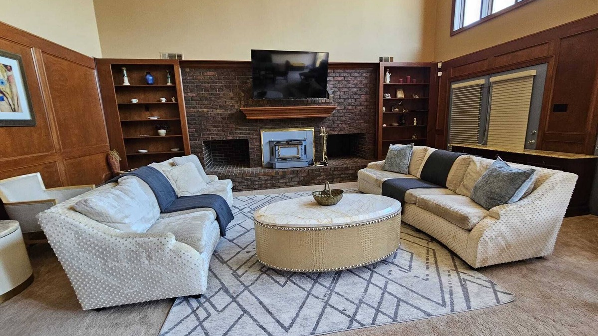 Olive Branch House | MONTHLY STAYS-Waterfront Estate – 10-Sleeping Area Retreat on Private Lake