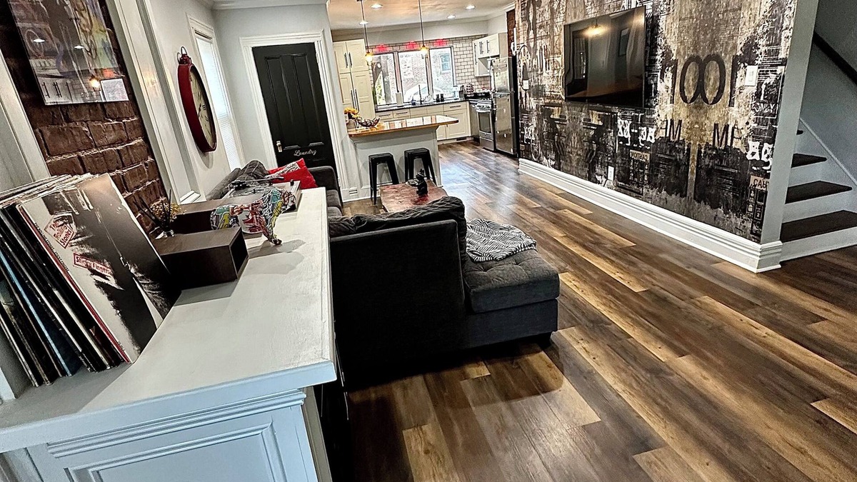 Red Bank House | MONTLY RENTAL - VIBRANT AND SPACIOUS 4-BR HOME IN DOWNTOWN RED BANK w/HOT TUB