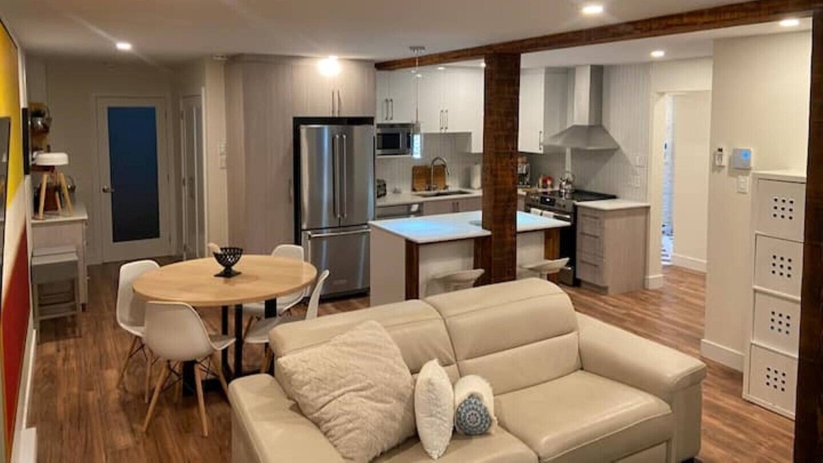 Saint-Laurent House | Montreal- Saint-Laurent Private Rental fits 6PPL