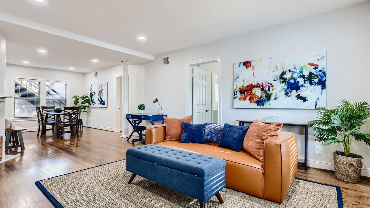 Neartown Apartment | Montrose Compound 15 Bed + 9 Bath Pet Friendly