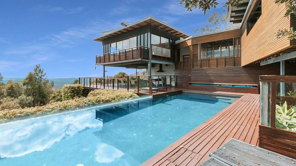 Towen Mountain Villa | Montville Resort Style Holiday Retreat with pool