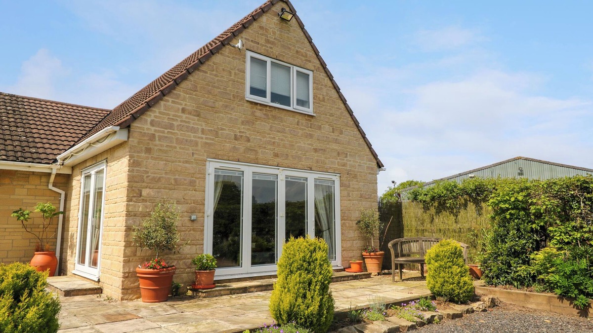 Hawkesbury Cottage | MONUMENT VIEW, family friendly, with a garden in Hawkesbury Upton