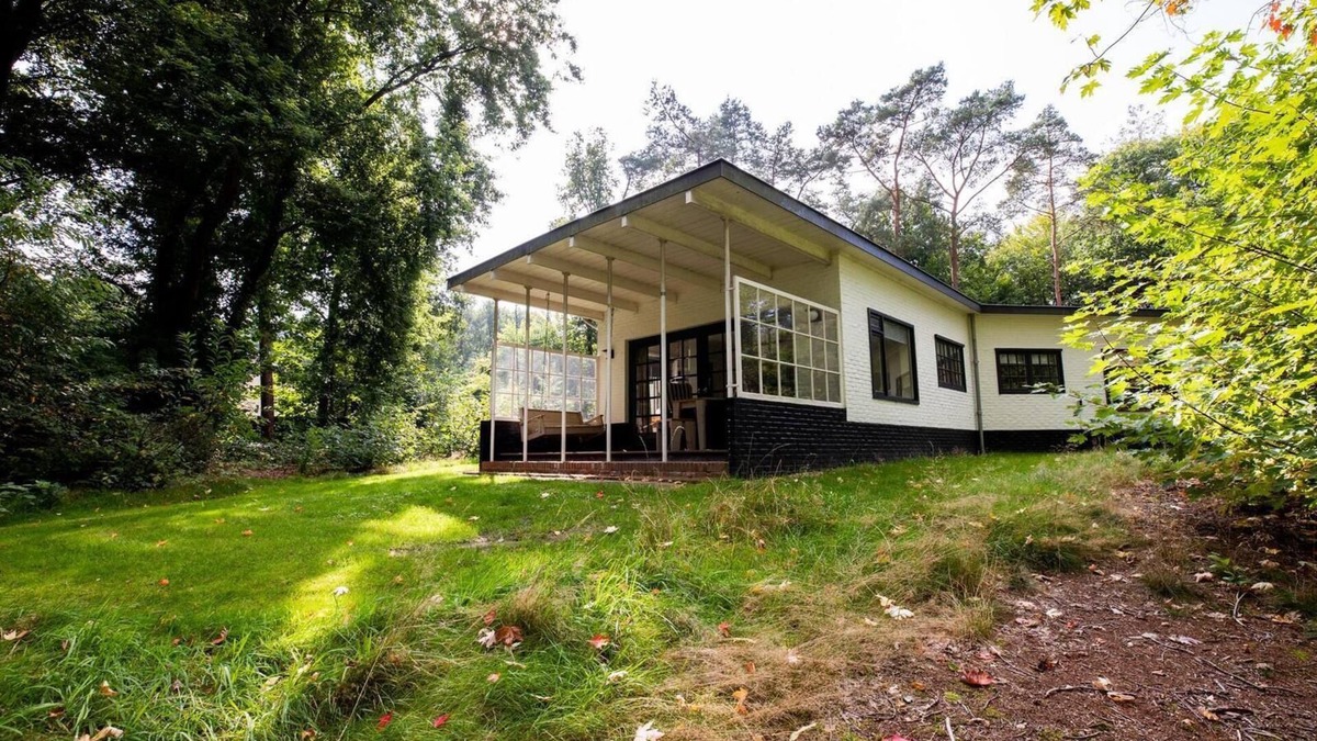 Norg House | Monumental 2-person bungalow, built under the architecture of the Amsterdam School with special details.