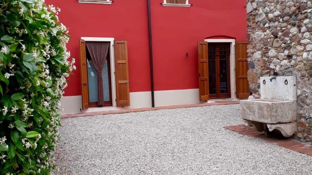 Monzambano House | Monzambano: House with garden and panoramic loggia with fireplace for barbecue