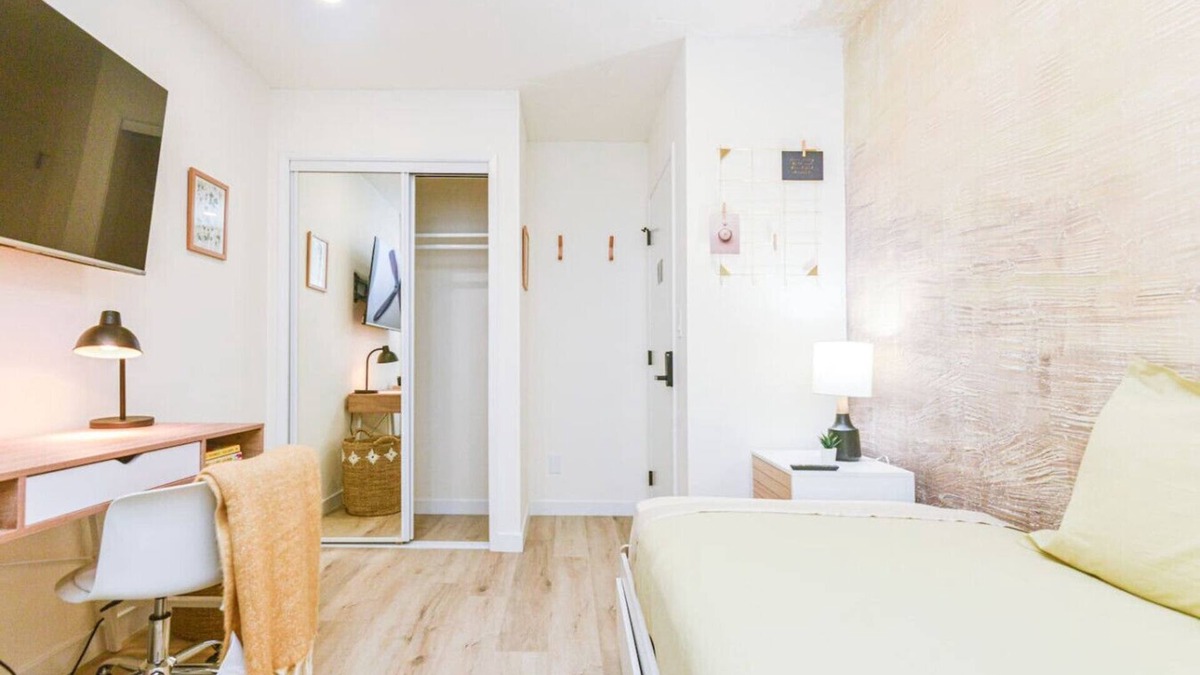 Huntington Beach Apartment | Moody B1 - Cozy Private Room + Bath