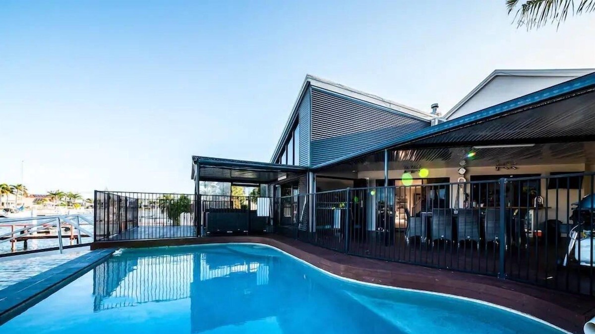Buddina House | Mooloolaba Waterfront Living - Holiday Luxury ZC6