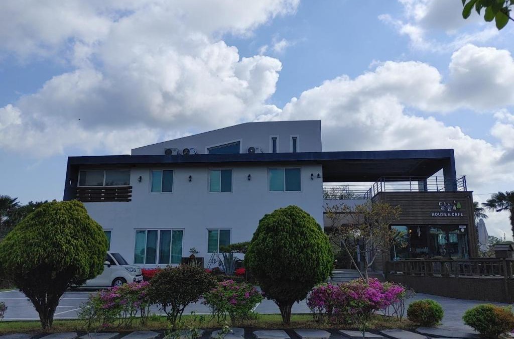 Hallim House | Moon Forest Guesthouse